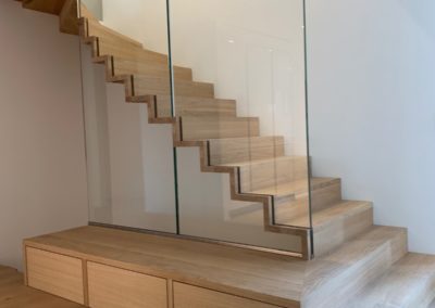 Bosson Hauser Escalier avec verre armoire et podium à Versoix