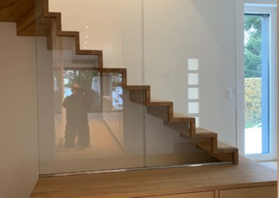 Bosson Hauser Escalier avec verre armoire et podium à Versoix