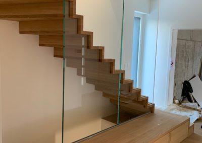 Escalier avec verre armoire et podium à Versoix