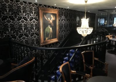Escalier bois noir Pub Genève