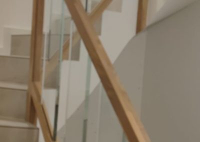 Peccoud Mancy escalier avec lamelles verre barrière sous sol